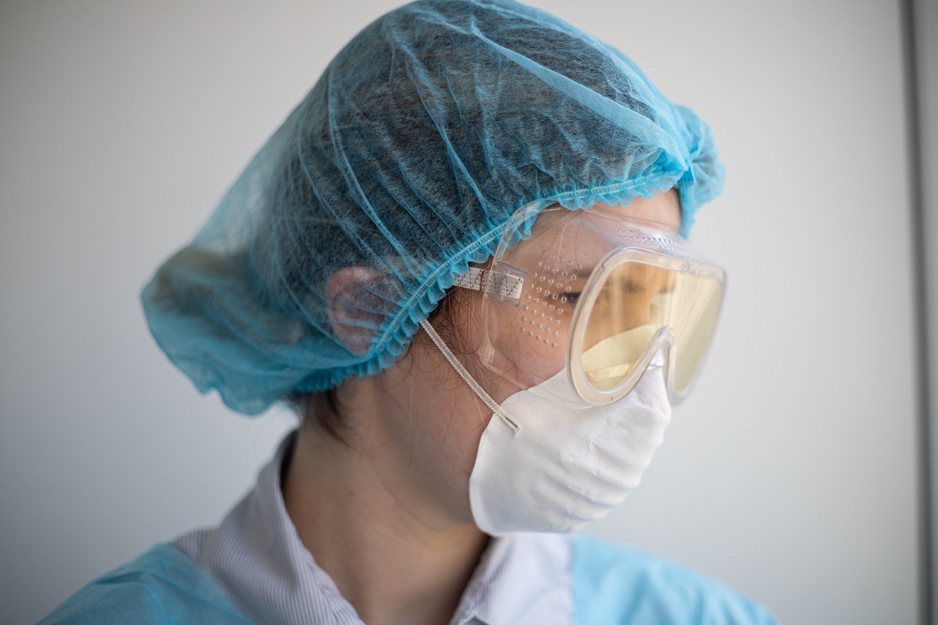hospital worker wearing a mask and hair net