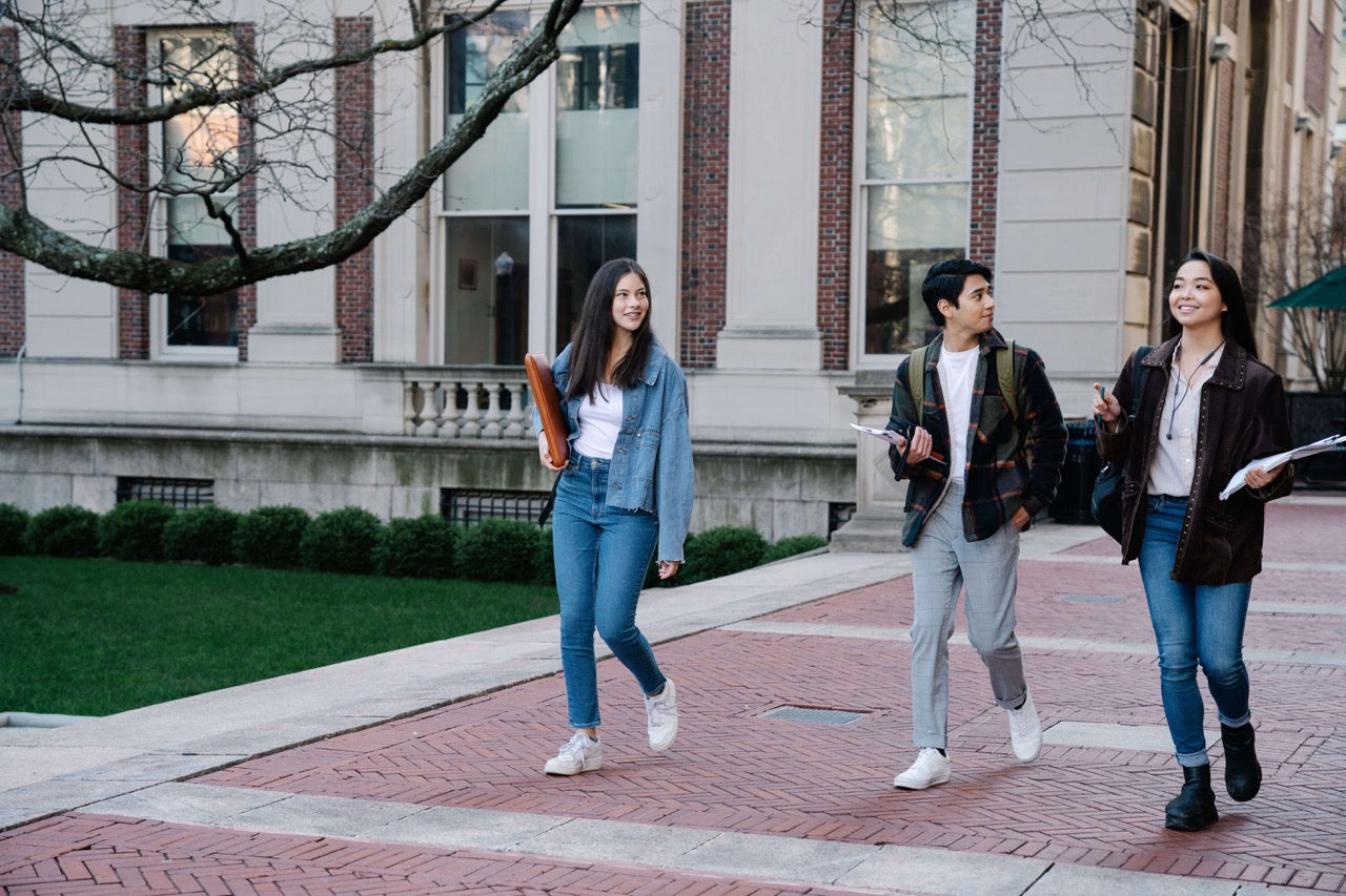 college kids walking on campus